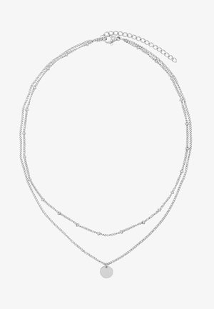 Collier en argent à plusieurs couches, comportant des chaînes plates délicates, de petites perles rondes et un pendentif circulaire, le tout avec une finition brillante.