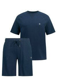 Camiseta de algodón azul marino de manga corta y pantalones cortos a juego. La camiseta tiene un escote redondo y un pequeño logo; los pantalones cortos cuentan con una cinturilla elástica y bolsillos.