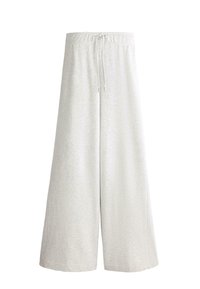 Pantaloni largi gri deschis cu talie elastică și șnur, confecționați dintr-un material moale, potriviți pentru uz casual.