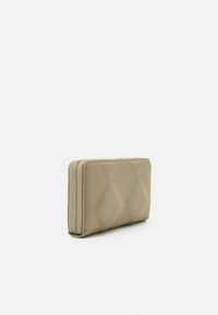 Calvin Klein LOCK QUILT WALLET - Wallet - silver mink