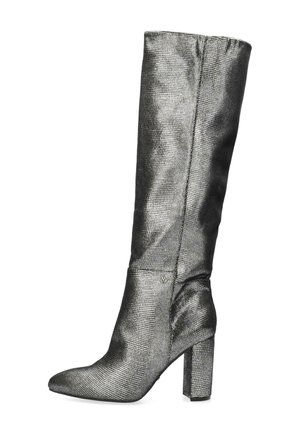 Silberne, metallische knielange Stiefel mit spitzer Zehenpartie und Blockabsatz. Sie verfügen über einen strukturierten Stoff mit einem linearen Muster und einen gefalteten oberen Rand.
