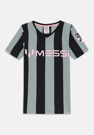 Sort og grå stribet kortærmet T-shirt med V-hals og pink "MESSI" logo over brystet; har et rundt logo på ærmet.