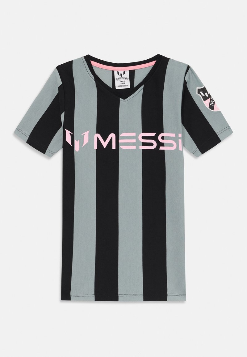 Sort og gråstripet T-skjorte med korte ermer og V-hals, med rosa "MESSI" logo over brystet; har et rundt logo på ermet.
