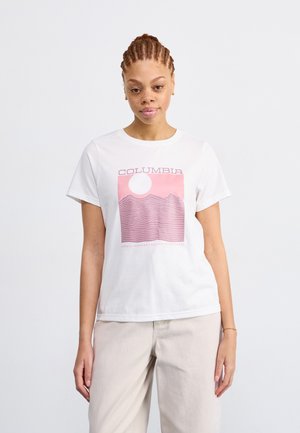 Witte katoenen T-shirt met een roze grafische print van bergen en de zon. Comfortabele pasvorm, ronde hals en korte mouwen.