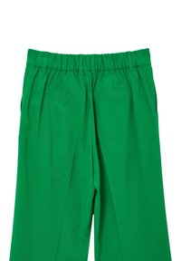Pantaloni verdi a vita alta realizzati in tessuto leggero, dotati di una vita elasticizzata, due tasche frontali e una superficie liscia.