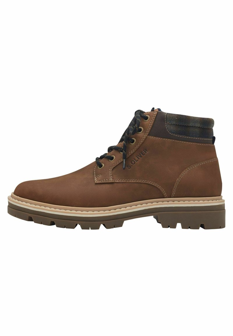 Bottine en cuir marron avec semelle beige, bout rond, col bleu foncé contrastant et lacets noirs. Présente des coutures visibles et un logo.