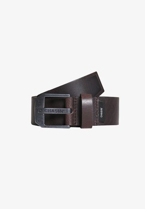 Ceinture en cuir brun foncé avec une boucle en métal argenté gravée "CHASIN'" et une étiquette en tissu noire portant également l'inscription "CHASIN'".