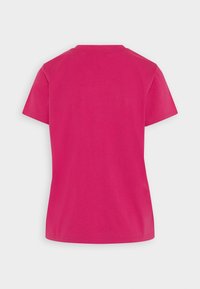 Fuchsia short-sleeve t-shirt made of soft cotton. Classic crew neckline with a smooth texture and a plain back design.