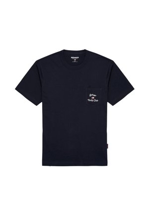 T-shirt blu navy a maniche corte con taschino sul petto con scritta bianca "Sebago Yacht Club" sulla tasca.
