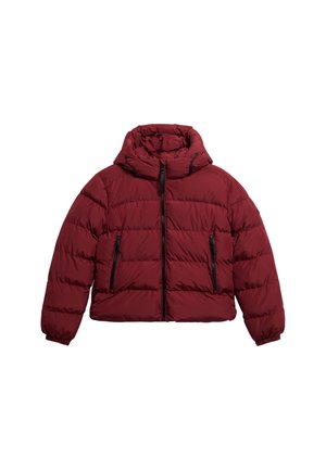 Chaqueta acolchada burdeos con cuello alto, que cuenta con dos bolsillos con cremallera y puños elásticos, fabricada con un material suave y resistente al agua.