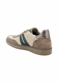 Sneaker in suede marrone con bordo in ecopelliccia crema, strisce verdi e dettagli metallici. Punta tonda e suola testurizzata con macchie.