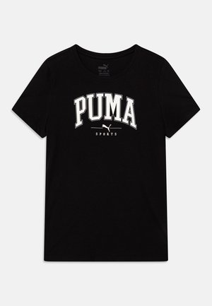 Camiseta de algodón negra con un gran logotipo blanco de "PUMA" y el texto "SPORTS", cuello redondo, mangas cortas y un ajuste clásico.