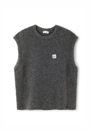 Tmavošedá vlněná vesta bez rukávov s okrúhlym výstrihom a malou štvorcovou nálepkou na hrudi s nápisom "LA MAISON AMV".