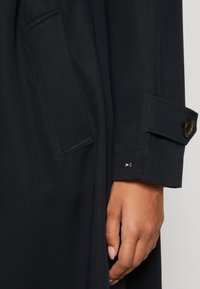 Tommy Hilfiger Gabardina - desert sky