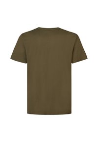 Camiseta verde oliva, de mangas cortas, cuello redondo, hecha de algodón suave, textura lisa, diseño básico, sin patrones ni acentos visibles.