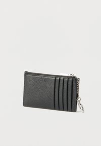 Schwarze Lederbrieftasche mit strukturierter Oberfläche, Reißverschluss, vier Kartenfächern und silberner Schlüsselanhängerschlaufe.