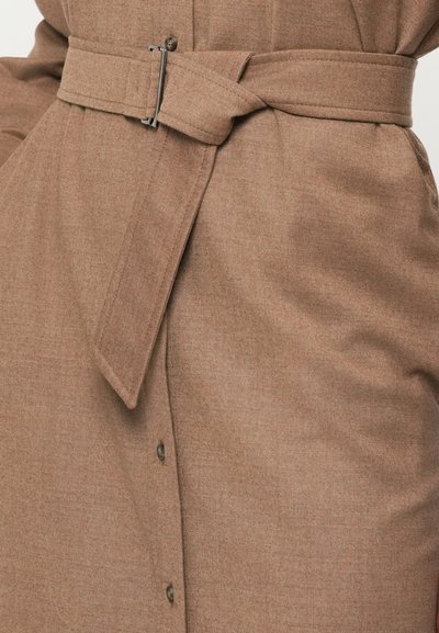 Vestido de tecido texturizado castanho com gola dobrada, fecho de botão e uma cinta na cintura com uma fivela metálica retangular.
