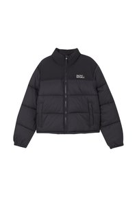 Veste matelassée courte noire avec un col montant, fermeture éclair et design matelassé. Comprend un logo sur la poitrine gauche et des manches élastiques.