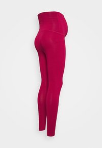 Leggings de maternidade em fúcsia vibrante, com uma cintura alta e elástica, textura suave e um design ajustado, que afunila no tornozelo.