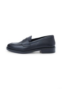 Mocasini din piele neagră cu vârf rotund, curea decorativă pe partea frontală, toc mic și textură netedă. Design clasic cu accente minime.