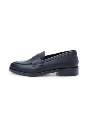Mocassino in pelle nera con punta rotonda, fascia decorativa sul davanti, tacco basso a blocco e superficie liscia. Design classico con minimi dettagli.
