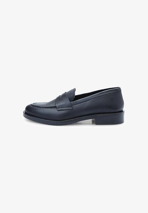 Must musta loafer ümara varvastega, dekoratiivse rihmaga vampi üle, madala plokknina ja siledaga tekstuuriga. Klassikaline disain minimaalsete aktsentidega.