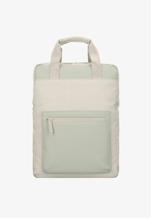 Zaino verde chiaro e beige realizzato in tessuto, con una tasca frontale liscia, manici superiori e un logo inciso in modo sobrio sulla parte superiore.