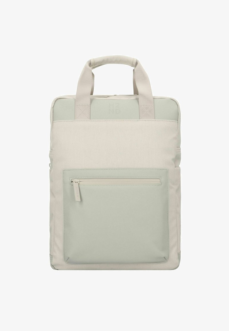 Mochila de color verde claro y beige, hecha de tela, con un bolsillo delantero liso, asas en la parte superior y un logo sutil grabado en la parte superior.