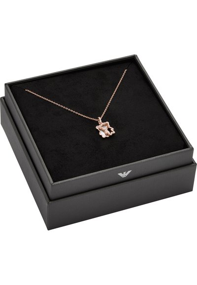 Ruusukulta kaulaketju, jossa on yksityiskohtainen riipus ohuessa ketjussa, esillä mustalla sametilla tyylikkäässä mustassa laatikossa.