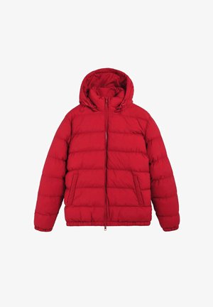 Veste d'hiver rembourrée rouge avec capuche, fermeture éclair à l'avant et deux poches latérales, conçue pour la chaleur et une utilisation en extérieur.