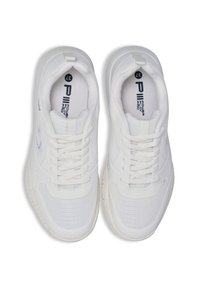 Sneaker atletiche bianche con una parte superiore in rete testurizzata, punta arrotondata e lacci piatti. Presentano un marchio sulla linguetta e una suola imbottita.