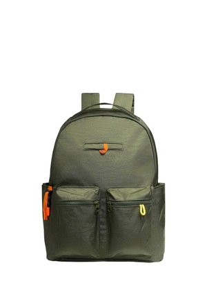 Sac à dos vert avec deux poches zippées à l'avant, une petite poche supérieure avec un bouton orange, des poches latérales, et des tirettes de fermeture éclair orange et jaune.