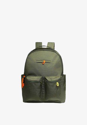 Sac à dos vert avec deux poches zippées à l'avant, une petite poche supérieure avec un bouton orange, des poches latérales, et des tirettes de fermeture éclair orange et jaune.