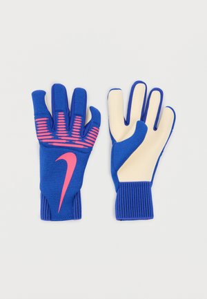 Kék kapuskesztyűpár rózsaszín részletekkel, amelyeken hátul egy swoosh logó és a tenyéroldalon texturált tapadás található.