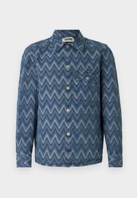 Cămașă din denim cu model pepinieră în nuanțe de albastru, având un guler ascuțit, închidere cu nasturi și un buzunar la piept.