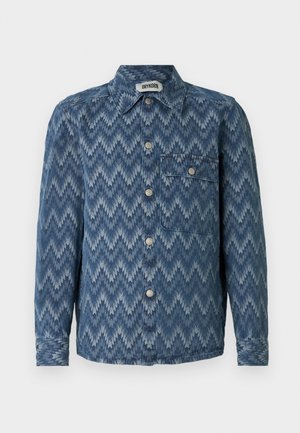 Jeans srajca z ribjim vzorcem v odtenkih modre barve, z ostrim ovratnikom, zapiranjem na gumbe in enim prsnim žepom.