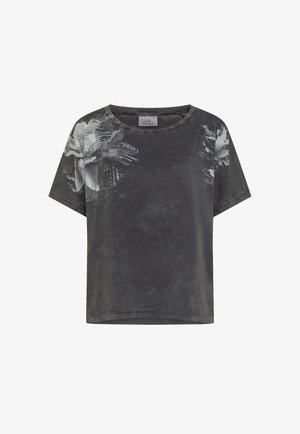 Camiseta de manga corta de color gris oscuro con cuello redondo, con un patrón digital abstracto en blanco y azul en los hombros y la parte superior del pecho.