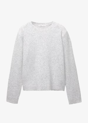 Pull en maille gris clair à manches longues avec poignets, ourlet et encolure ras du cou côtelés, étalé à plat sur un fond blanc.