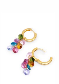 Pendientes de aro de oro con coloridos cristales colgantes en rosa, verde, azul y púrpura. Presentan un acabado suave y una textura brillante.