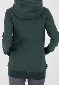 Sudadera con capucha de color verde oscuro, con una capucha grande, mangas largas y un ajuste relajado. Presenta un dobladillo y puños acanalados, confeccionada con un tejido suave y texturizado.