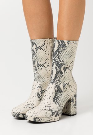 Monki, Bottines à talons hauts - beige