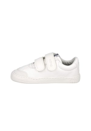 Zapatilla blanca de corte bajo con dos tiras de velcro, puntera redondeada y detalles sutiles de logo en el lateral y la lengüeta.