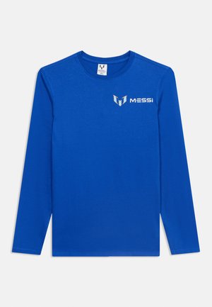 Chemise bleue à manches longues avec un col rond présentant un logo Messi argenté et blanc sur le côté supérieur gauche de la poitrine.