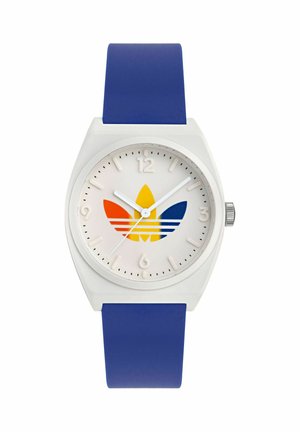 Fehér analóg karóra kék pánttal és a számlapon található, többszínű Adidas logóval, az időt 10:08:40 mutatva.