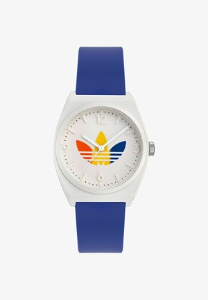 Weiße analoge Armbanduhr mit blauem Armband und mehrfarbigem Adidas-Logo auf dem Zifferblatt, die die Zeit 10:08:40 anzeigt.