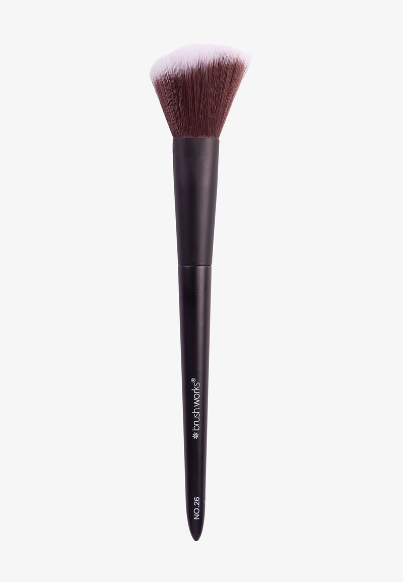 Pędzel do makijażu z czarnym uchwytem i gęstymi, dwukolorowymi włosia, z etykietą "brush works NO.26" na uchwycie.
