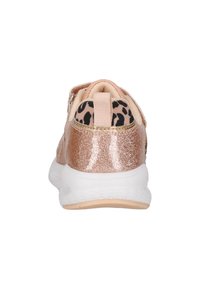 Rosenfarvede sneakers med en glitrende tekstureret hæl, beige accenter og et mønstret leopardprint stof over hælen. Hvid gummisål.