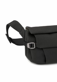 Borsa a spalla nera, realizzata in tessuto resistente, con patta pieghevole, tracolla regolabile e fibbia in plastica per una chiusura sicura.