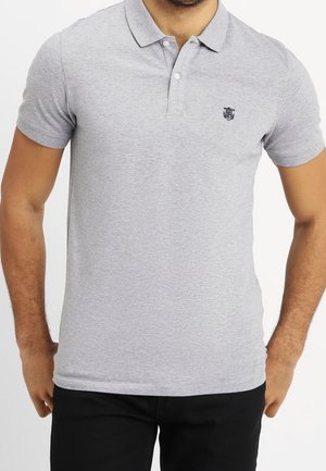 Szara polo z krótkim rękawem i kołnierzykiem, z małym logo na piersi. Tkanina wydaje się gładka z minimalną fakturą.