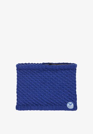 Pletená modrá šálka do krku s texturovaným diagonálnym vzorom, rebrovaným okrajom a malým značkovým logom v pravom dolnom rohu.